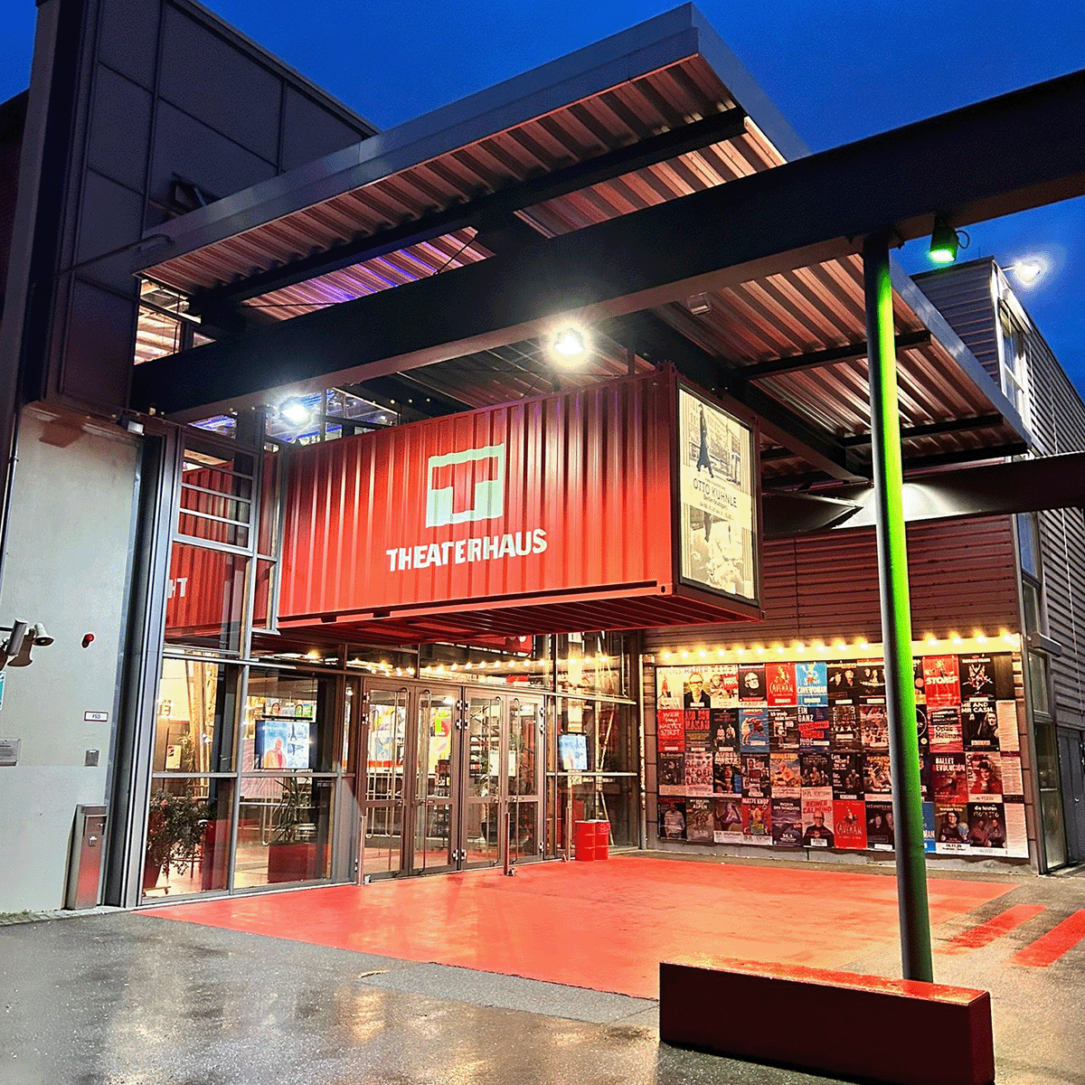 Eingang des Theaterhauses