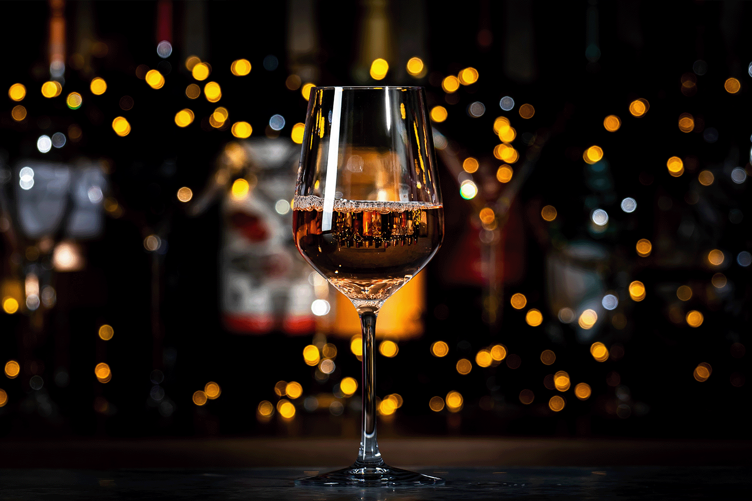 Wein im Glas bei festlicher Stimmung